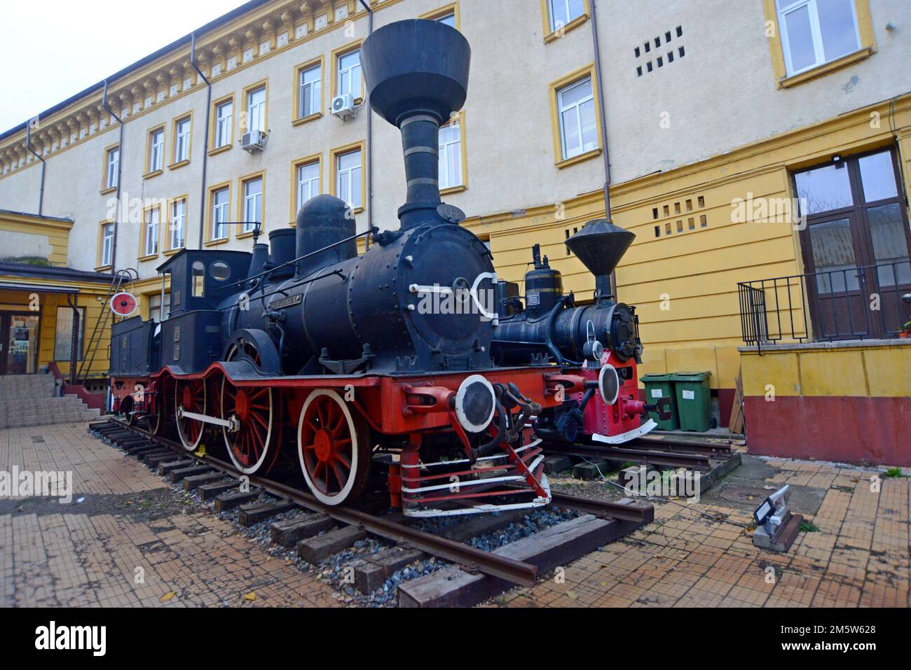 Erhaltene alte Dampflokomotiven im Eisenbahnmuseum von Bukarest, Rumänien Stockfoto