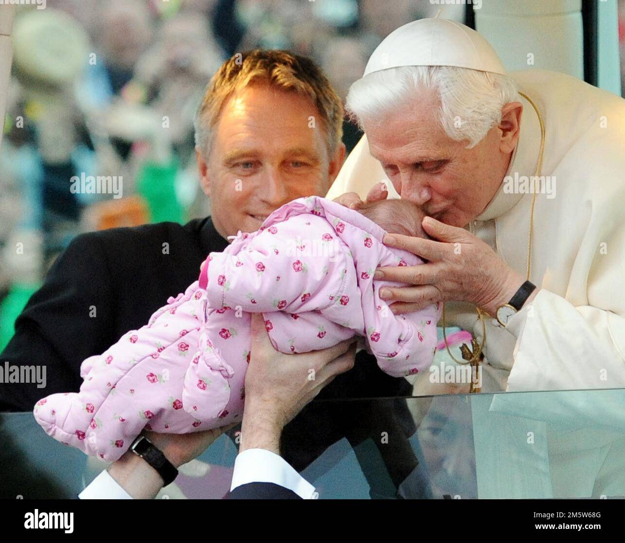 Aktenfoto vom 18.09/10, auf dem Papst Benedikt XVI. Ein Baby segnet, als er am dritten Tag seines Staatsbesuchs in Hyde Park für ein Gebet Vigil ankam. Papst Emeritus Benedikt XVI. Ist gestorben, hat der Vatikan angekündigt. Ausgabedatum: Samstag, 31. Dezember 2022. Stockfoto
