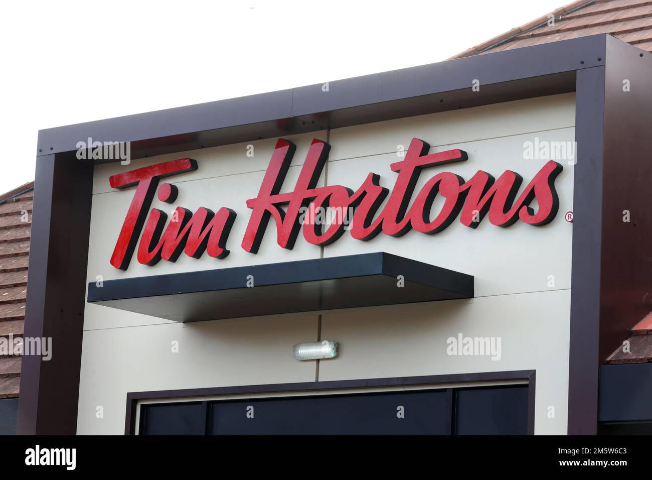 Allgemeiner Blick auf das neue Tim Hortons Take Away Food Outlet in Chichester, West Sussex, Großbritannien. Stockfoto