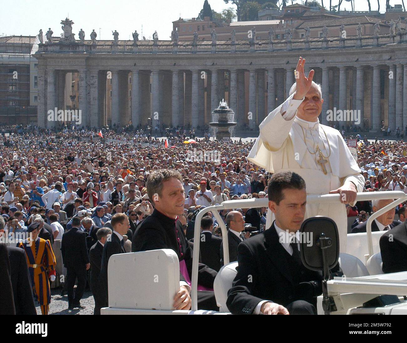 Aktenfoto - Petersplatz im Vatikan, am 27. April 2005 während der ersten allgemeinen Audienz von Benedikt XVI - Der ehemalige Papst Benedikt XVI. Starb in seiner Residenz im Vatikan, im Alter von 95 Jahren, fast ein Jahrzehnt nachdem er sich wegen schlechter Gesundheit zurückgezogen hatte. Er leitete die katholische Kirche weniger als acht Jahre, bis er 2013 der erste Papst wurde, der seit Gregory XII im Jahr 1415 zurücktrat. Foto: Eric Vandeville/ABACAPRESS.COM Stockfoto