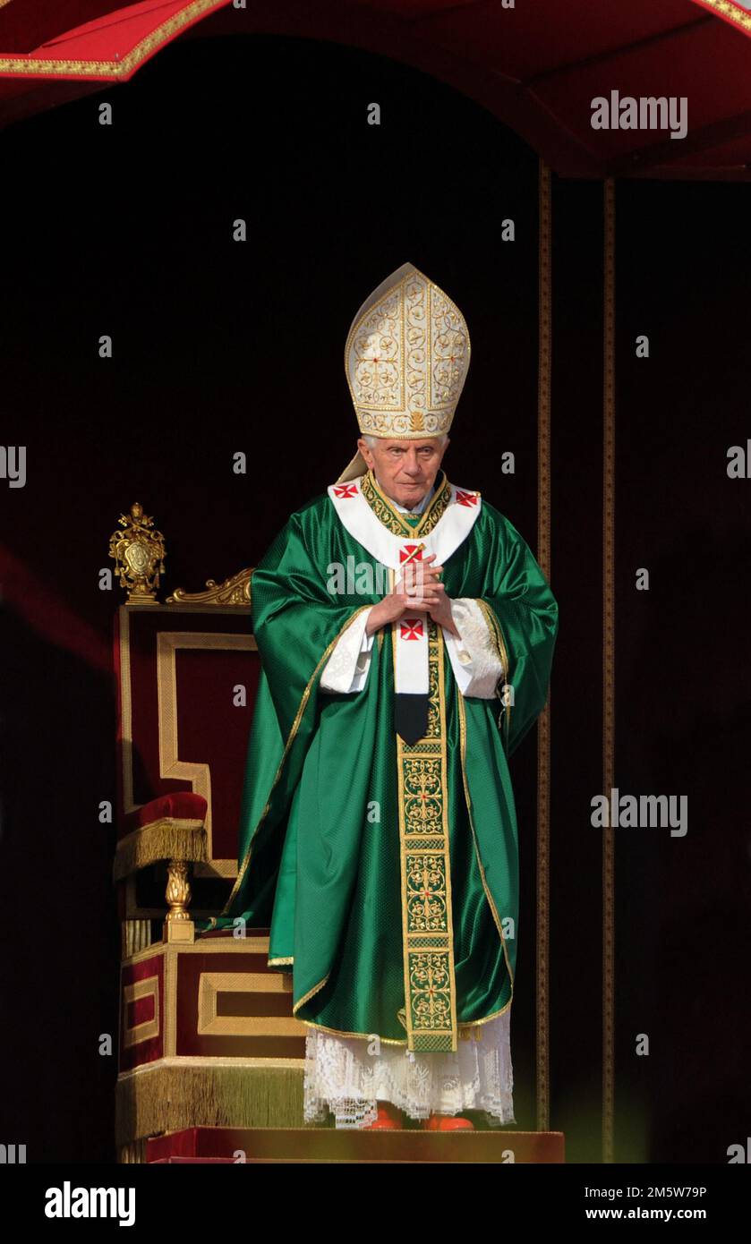 Dateifoto - Papst Benedikt XVI feiert eine Messe für die Eröffnung des Synods der Bischöfe in St. Petersplatz, im Vatikan am 7. Oktober 2012. Papst Benedikt XVI. Hat auch zwei neue „Dozenten“ der Kirche benannt und verleiht der katholischen Kirche die höchste Ehre für einen spanischen Prediger aus dem 16. Jahrhundert John von Avila und nach St. Hildegard von Bingen und ein deutscher Mystiker des 12. Jahrhunderts. - Der ehemalige Papst Benedikt XVI. Starb in seiner Residenz im Vatikan, im Alter von 95 Jahren, fast ein Jahrzehnt nachdem er sich wegen schlechter Gesundheit zurückgezogen hatte. Er führte die katholische Kirche für weniger als acht Jahre, bis er 2013 der F wurde Stockfoto