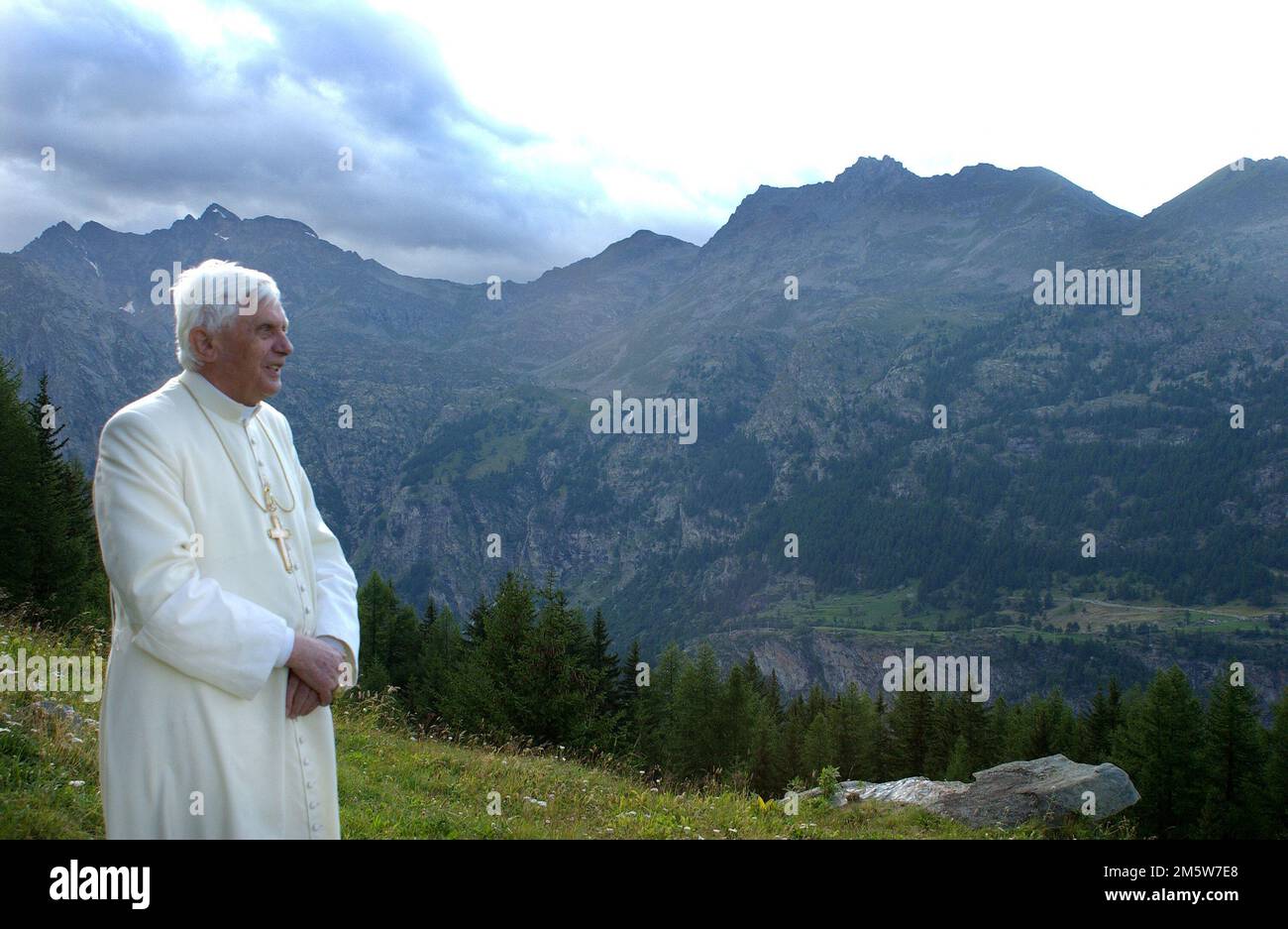 Dateifoto - Papst Benedikt XVI. Sommerurlaub in den italienischen Alpen am 2005. Juli in Les Combes, Italien. - Der ehemalige Papst Benedikt XVI. Starb in seiner Residenz im Vatikan, im Alter von 95 Jahren, fast ein Jahrzehnt nachdem er sich wegen schlechter Gesundheit zurückgezogen hatte. Er leitete die katholische Kirche weniger als acht Jahre, bis er 2013 der erste Papst wurde, der seit Gregory XII im Jahr 1415 zurücktrat. Foto von ABACAPRESS.COM Stockfoto