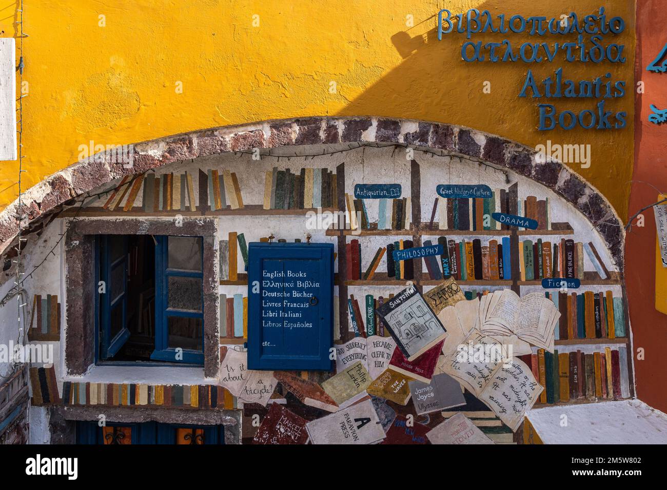 Die berühmte Buchhandlung Atlantis schreibt über Oia, Santorin, Griechenland. Stockfoto