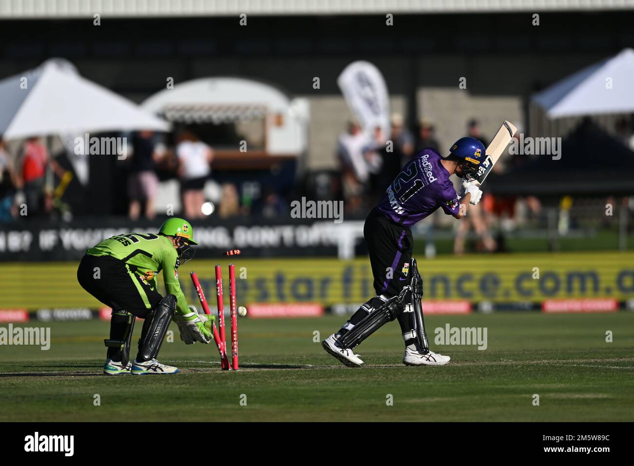 ALBURY NSW, AUSTRALIEN. 31. Dezember 2022. Big Bash League, Sydney Thunder gegen Hobart Hurricanes. Bailles fliegen, wenn Hobart Hurricanes Schlagmann Riley Meredith auf dem Lavington Sports Ground ausgebowlt wird. Credit Karl Phillipson/Alamy Live News Stockfoto