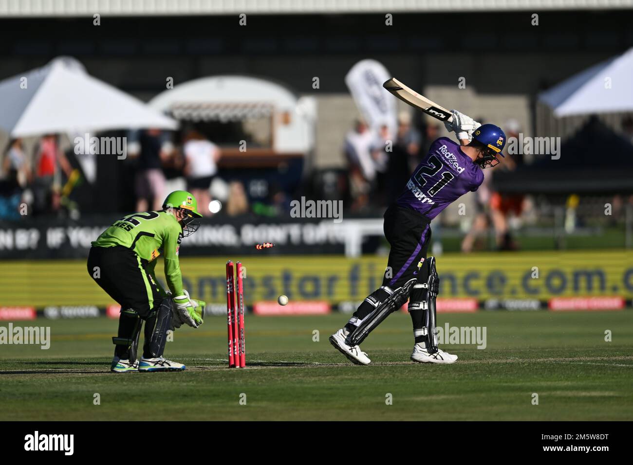 ALBURY NSW, AUSTRALIEN. 31. Dezember 2022. Big Bash League, Sydney Thunder gegen Hobart Hurricanes. Bailles fliegen, wenn Hobart Hurricanes Schlagmann Riley Meredith auf dem Lavington Sports Ground ausgebowlt wird. Credit Karl Phillipson/Alamy Live News Stockfoto