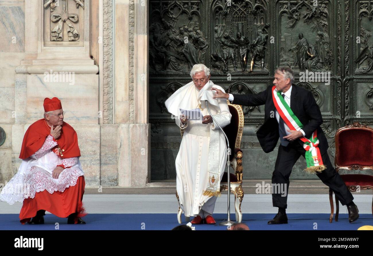 Photo Repertory, Italien. 31. Dezember 2022. BESUCH DES PAPSTES IN MAILAND AUF DER PIAZZA DUOMO, pisapia steht auf, um das Cape des Papstes zu organisieren (MAILAND - 2012-06-01, Silvano Del Puppo/Fotogramma). Das Foto kann in Bezug auf den Kontext verwendet werden, in dem es aufgenommen wurde, Und ohne diffamierende Absicht des Anstands der Personen repräsentierte redaktionelle Verwendung nur Kredit: Unabhängige Fotoagentur/Alamy Live News Stockfoto