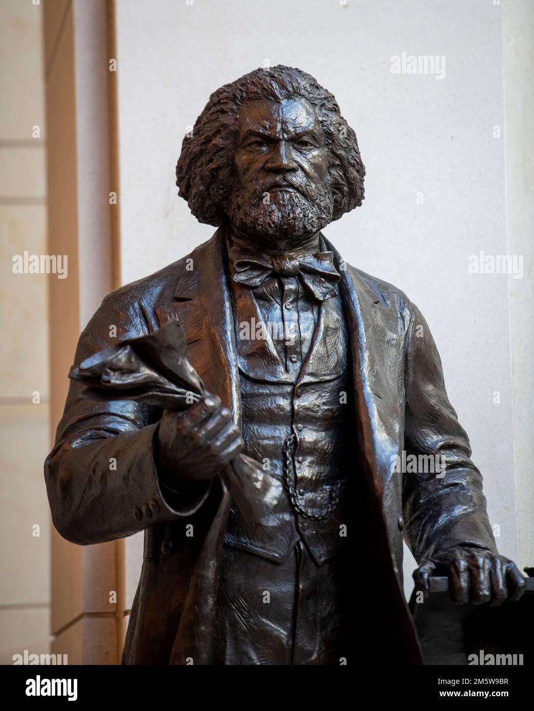 Washington DC, USA. 30. Dezember 2022. Frederick Douglass, seine Statue im US Capitol Visitors Center, war ein versklavierter Mann in Maryland, wurde zu einem prominenten Aktivisten, Autor und öffentlichen Redner. Frederick Douglass wurde ein Anführer in der Bewegung der Abolitionisten und versuchte, die Praxis der Sklaverei vor und während des Bürgerkriegs zu beenden. Im US Capitol in Washington, DC, am Freitag, den 30. Dezember 2022, werden Gemälde von wichtigen Momenten der US-Geschichte und Skulpturen historischer Persönlichkeiten ausgestellt, die Sklaven und Konföderierten Tribun zollen. Kredit: Rod Lamkey/CNP/Sipa USA Kredit: SIPA USA/Alamy L. Stockfoto