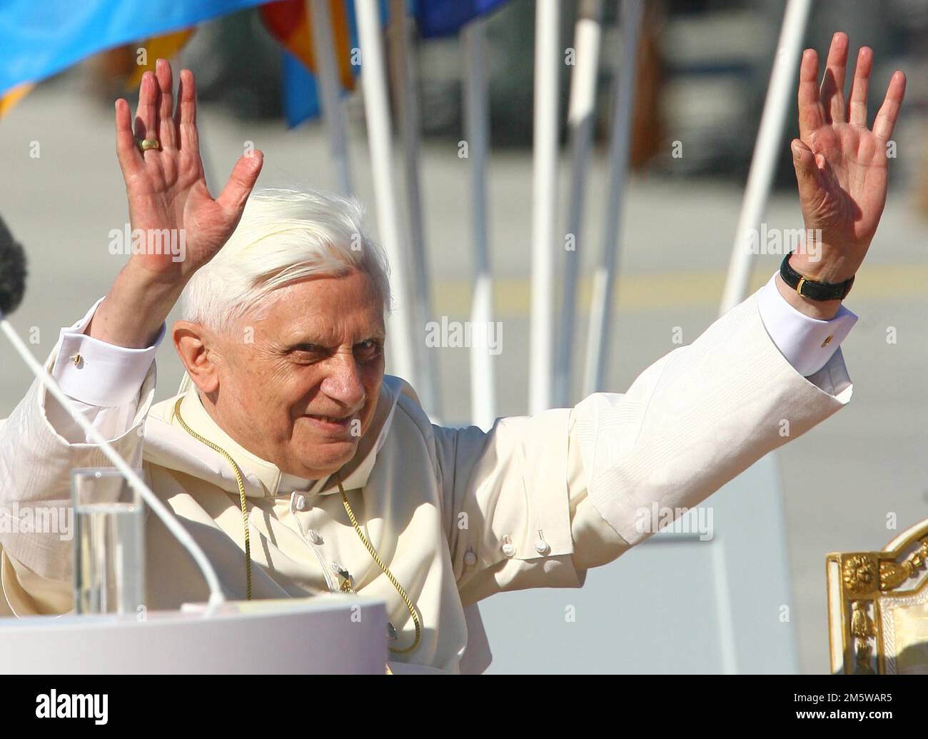 ARCHIVFOTO 31. DEZEMBER 2022 ZUM TOT VON PAPST BENEDIKT XVI. PAPST BENEDIKT XVI Bei der heiligen Messe am 10.09.2006 in München , Bayern , Messe Gelände München Fotograf: Peter Schatz Stockfoto