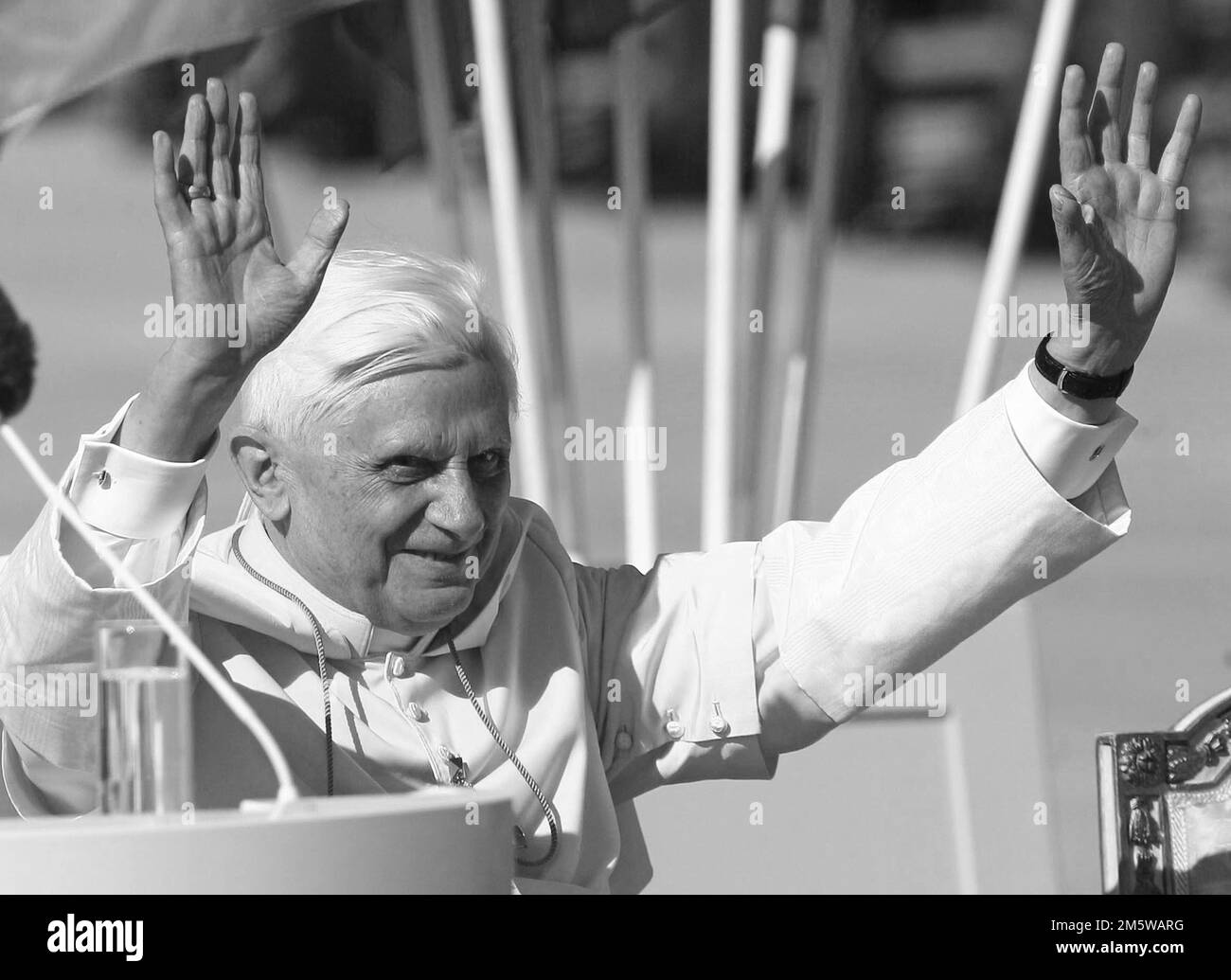 ARCHIVFOTO 31. DEZEMBER 2022 ZUM TOT VON PAPST BENEDIKT XVI. PAPST BENEDIKT XVI Bei der heiligen Messe am 10.09.2006 in München , Bayern , Messe Gelände München Fotograf: Peter Schatz Stockfoto