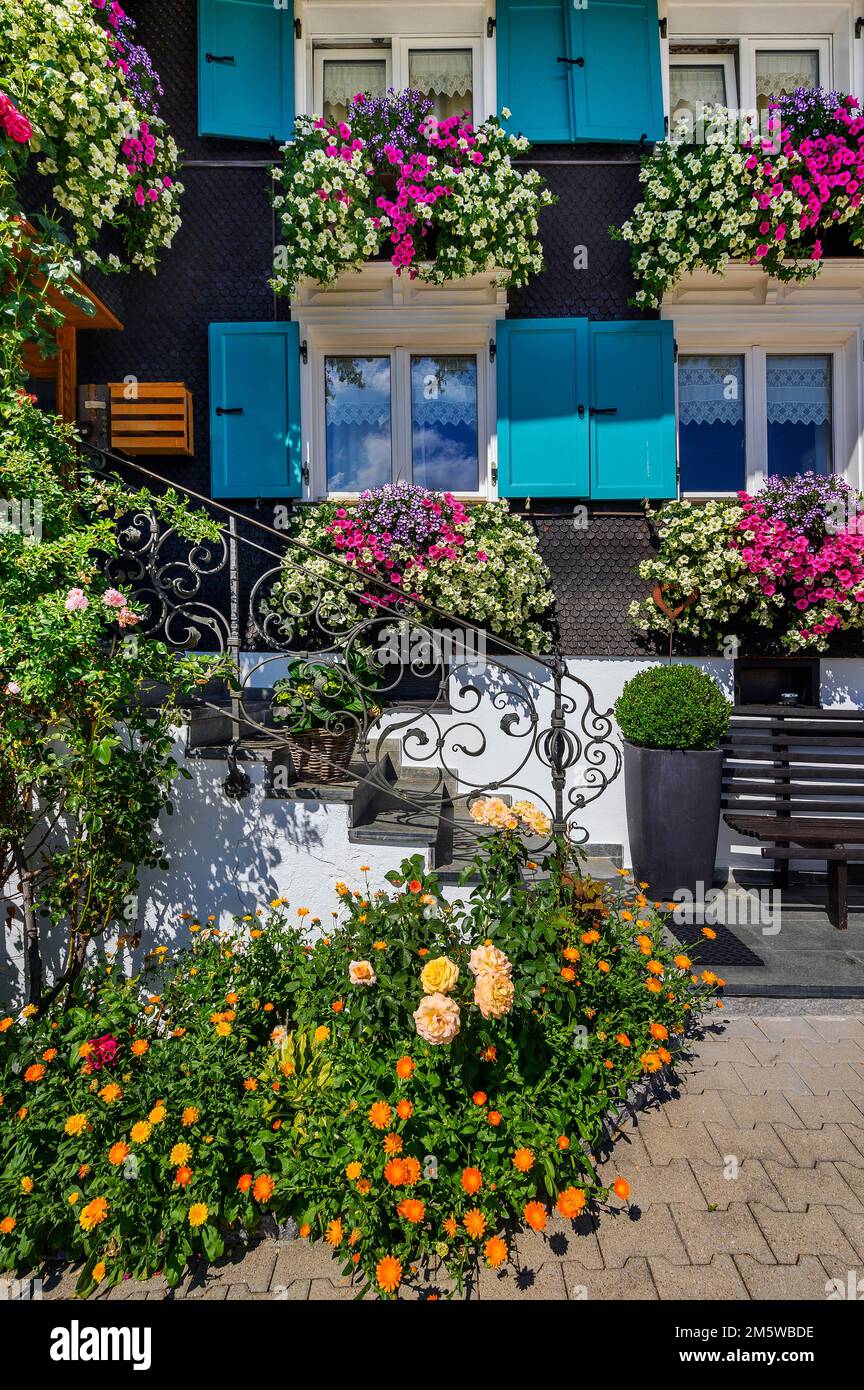 Blumendekoration auf der Ferienfarm Alpe Berg im Balderschwanger-Tal, Allgaeu, Bayern Stockfoto