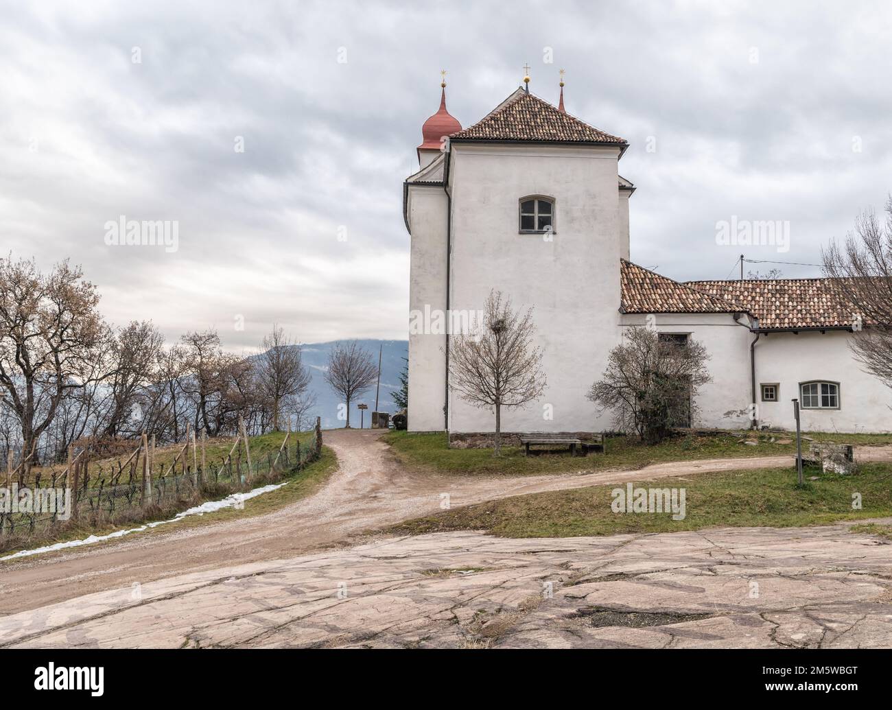 Kirche des Heiligen Kreuzes über St. Michael - Eppan (San Michele Appiano), Provinz Bozen, Trentino Alto Adige, Südtirol, Italien Stockfoto