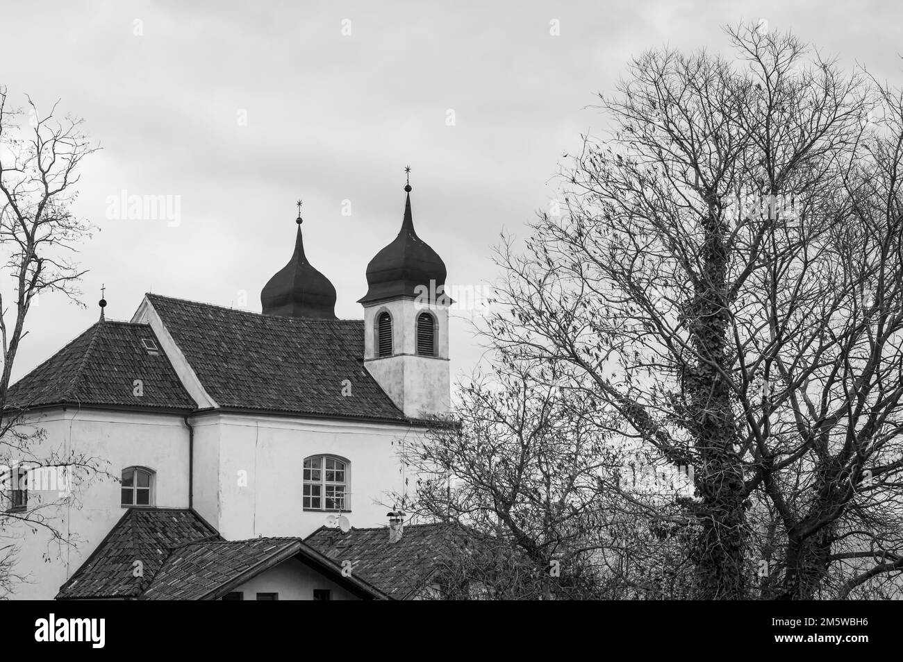 Kirche des Heiligen Kreuzes über St. Michael - Eppan (San Michele Appiano), Provinz Bozen, Trentino Alto Adige, Südtirol, Italien Stockfoto