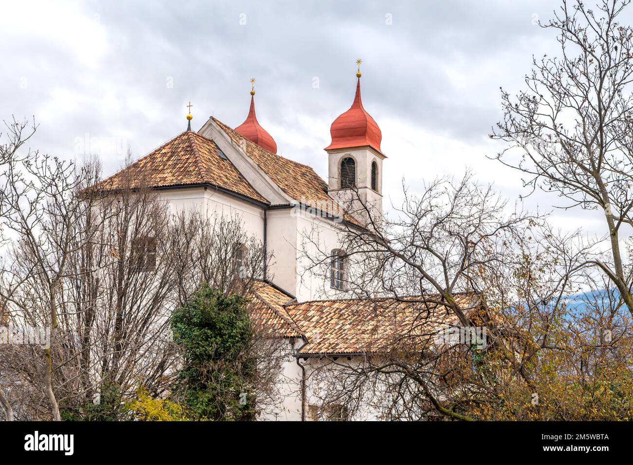 Kirche des Heiligen Kreuzes über St. Michael - Eppan (San Michele Appiano), Provinz Bozen, Trentino Alto Adige, Südtirol, Italien Stockfoto