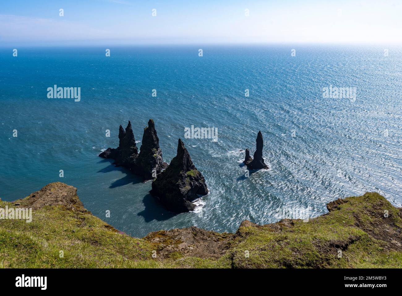 Klippe, Rock Reynisdrangar im Wasser, am Reynisfjara Strand, Vik, Süd Island, Island Stockfoto