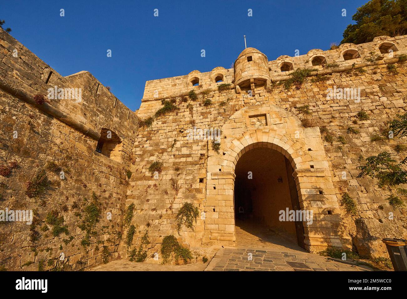 Fortezza, venezianische Seefestung, Eingangstor, rund um den Verteidigungsturm, Festungsmauern, blauer wolkenloser Himmel, Rethimnon, Zentrum von Kreta, Insel von Stockfoto