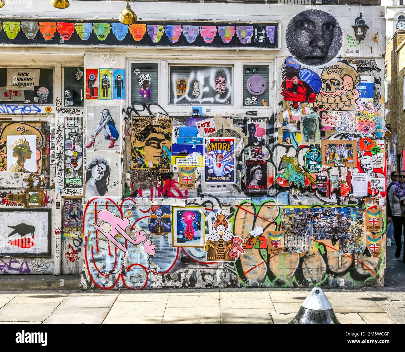 Farbenfrohe Sammlung von Straßenkunst am stillgelegten Seven Stars Public House in Brick Lane in Londons Shoreditch, 2022. Stockfoto