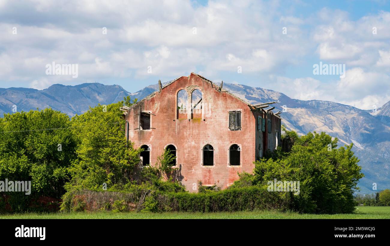 Verlassenes, verfallenes Haus im Grünen, Venedig, Italien Stockfoto
