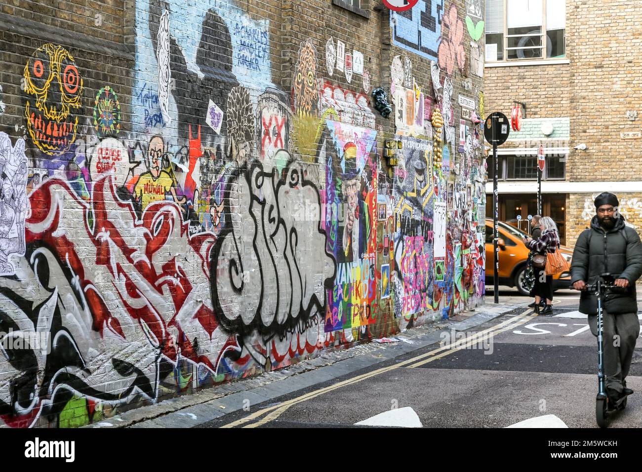Farbenfrohe Sammlung von Street Art in der Brick Lane in Londons Shoreditch, Oktober 2022. Einige der Künstler, die in den Tags aufgeführt sind. Stockfoto