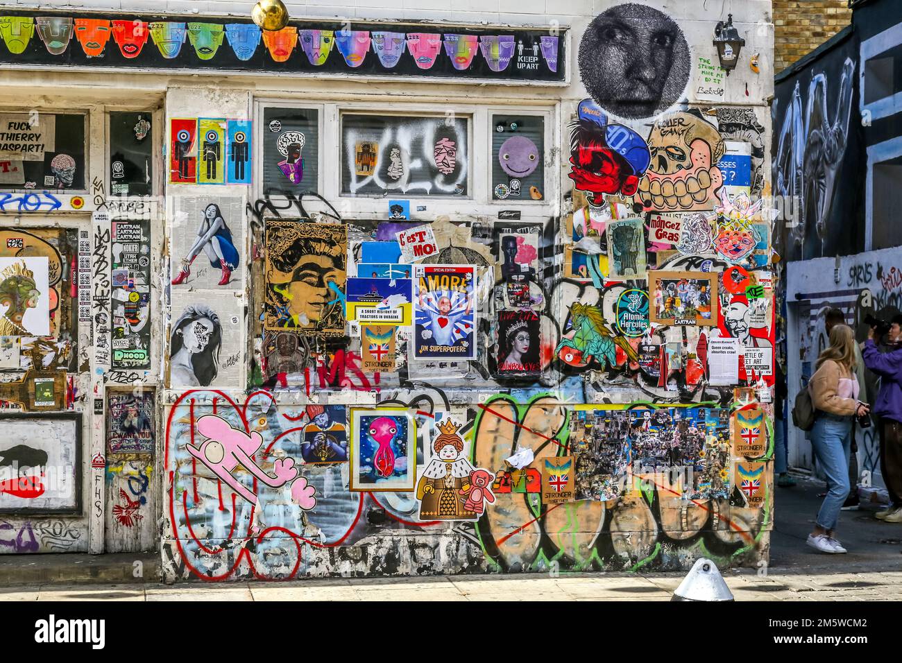 Farbenfrohe Sammlung von Straßenkunst am stillgelegten Seven Stars Public House in Brick Lane in Londons Shoreditch, 2022. Stockfoto