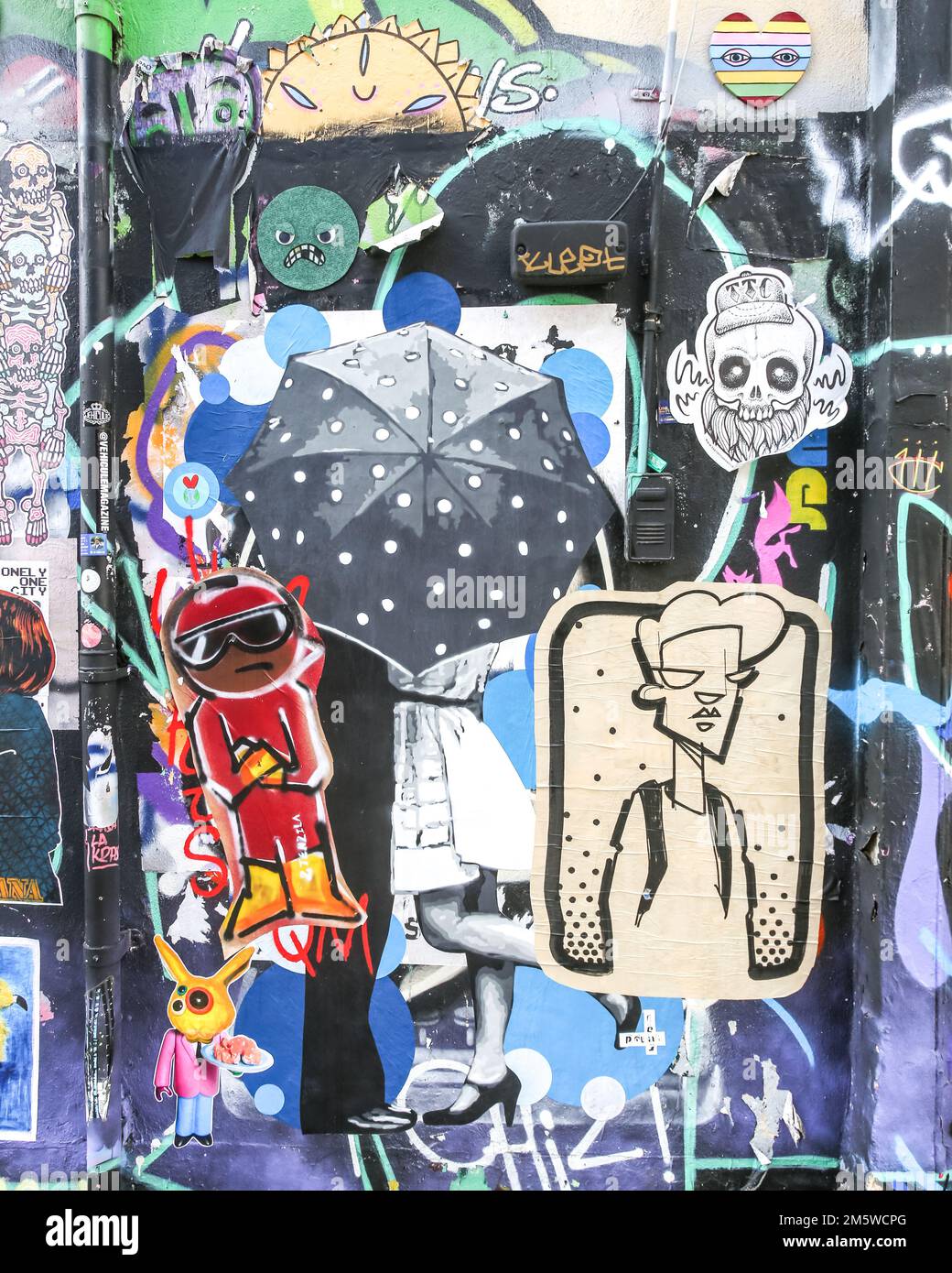 Farbenfrohe Straßenkunstsammlung in Londons Shoreditch, Oktober 2022. Einige der Künstler, die in den Tags aufgeführt sind. Stockfoto