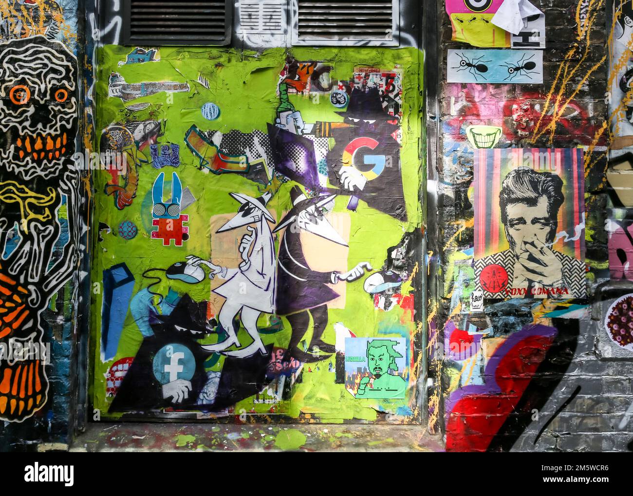 Farbenfrohe Straßenkunstsammlung in Londons Shoreditch, Oktober 2022. Einige der Künstler, die in den Tags aufgeführt sind. Stockfoto