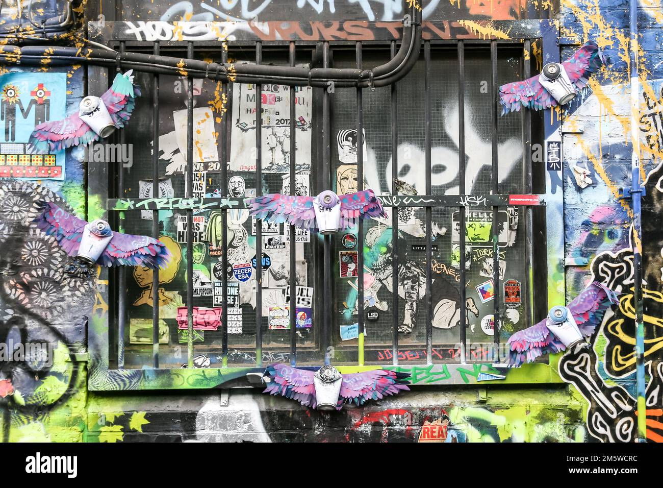 Farbenfrohe Straßenkunstsammlung in Londons Shoreditch, Oktober 2022. Einige der Künstler, die in den Tags aufgeführt sind. Stockfoto