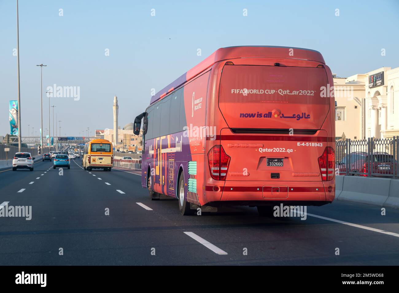 FIFA-Busse auf der Straße an der Shamal Road. Straßen und Verkehr in Doha während der FIFA-Weltmeisterschaft Stockfoto