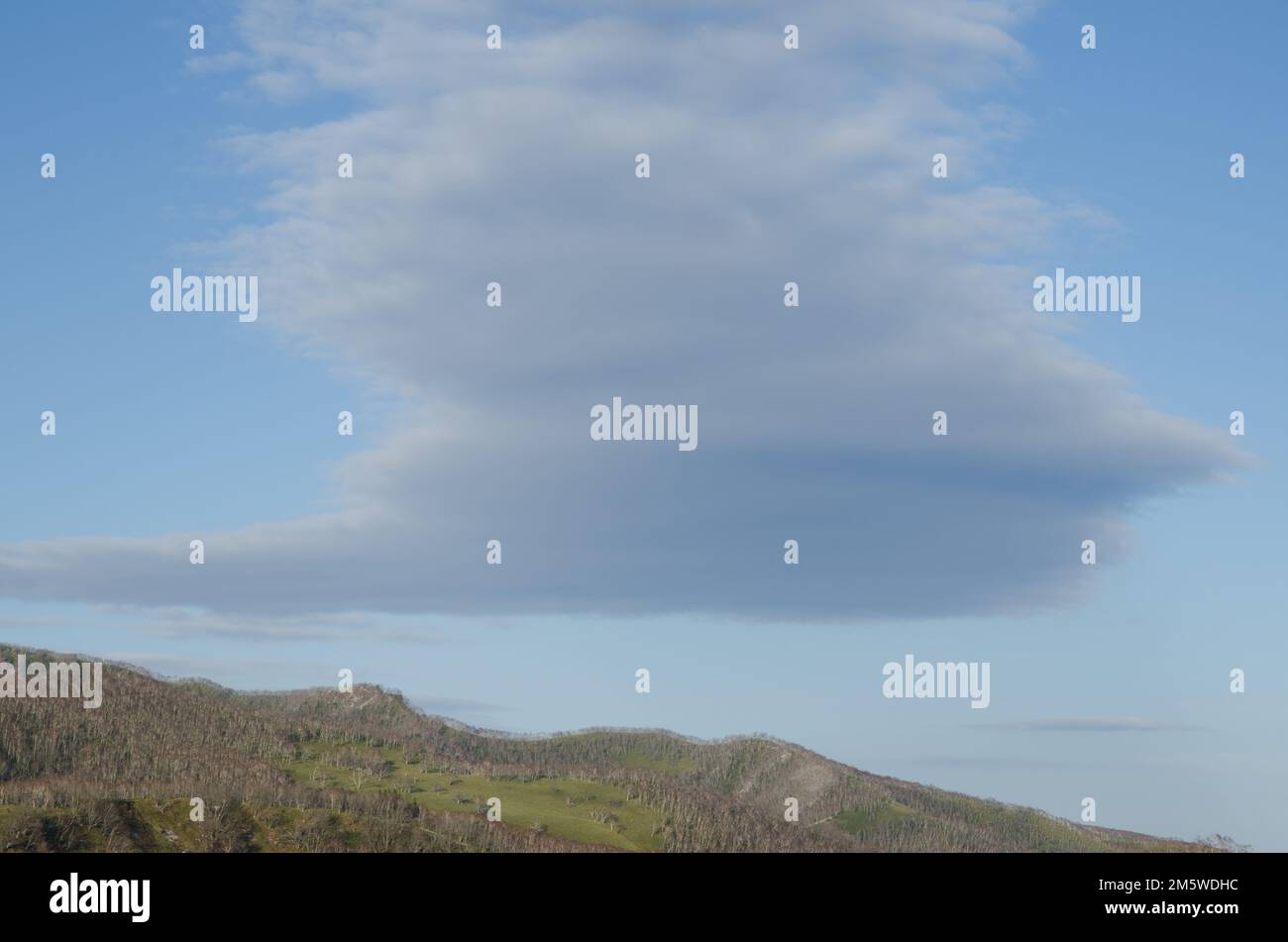 Linsenwolke über dem Shiretoko-Nationalpark. Halbinsel Shiretoko. Hokkaido. Japan. Stockfoto