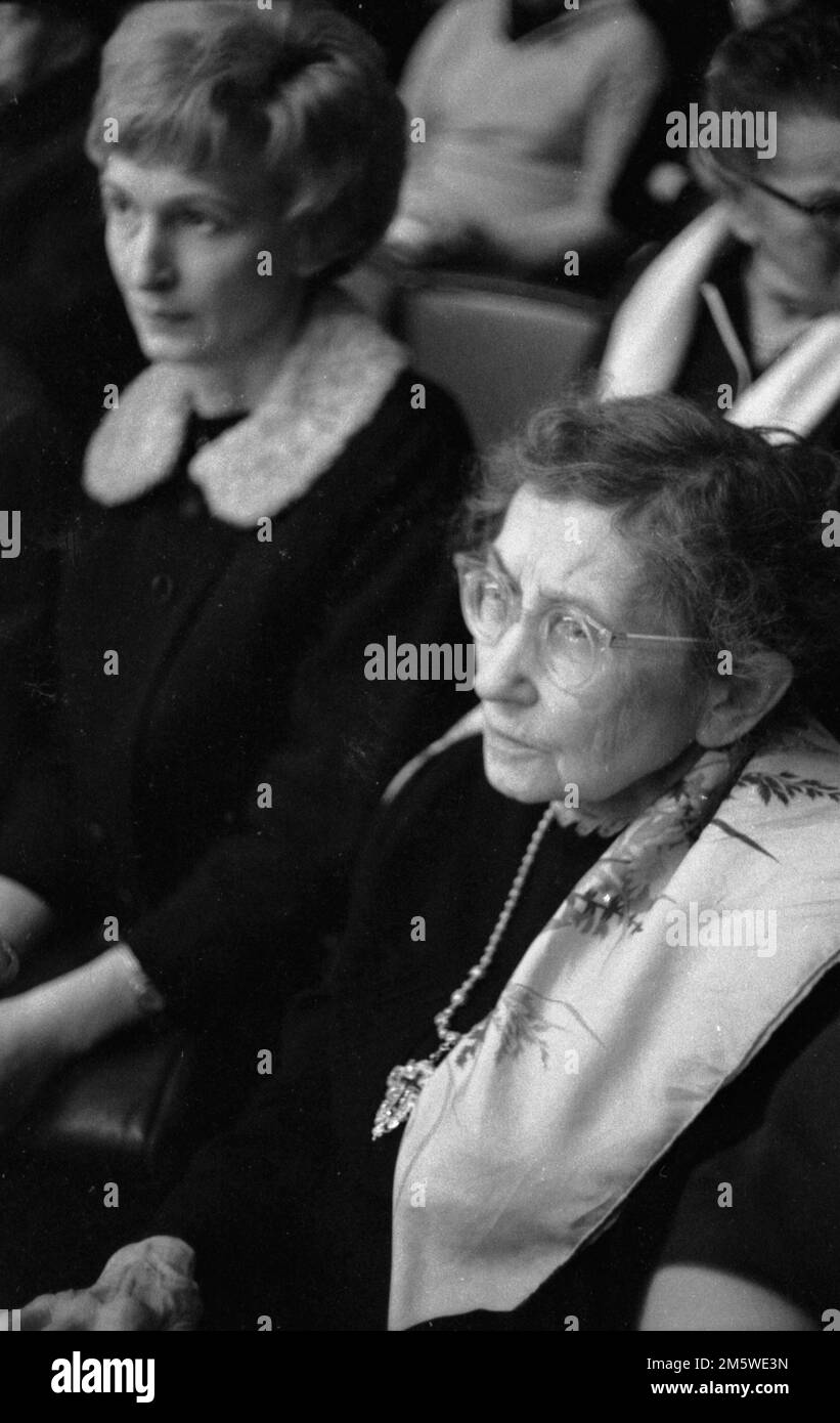 Für Abrüstung und gegen Atomwaffen in Deutschland. Prof. Dr. Klara Maria Fassbinder (Front) DEU, hier auf 25. 3. 1967 im Ruhrgebiet, Ruhrgebiet Stockfoto