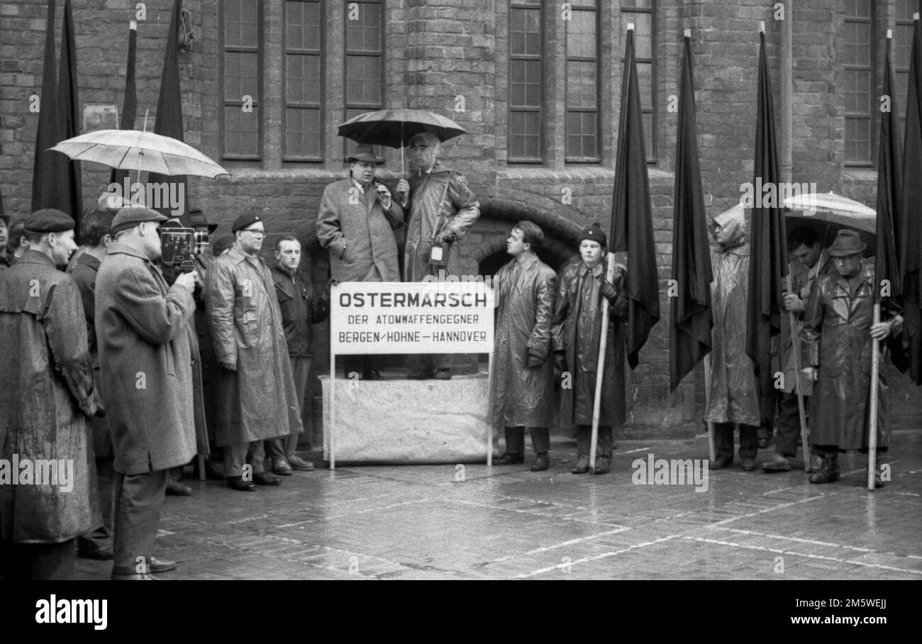 Sogar der 2. Ostermarsch auf deutschem Boden, hier in Hannover und Umgebung am 1. 4. 1961 war noch keine Massenbewegung gegen Atomwaffen Stockfoto