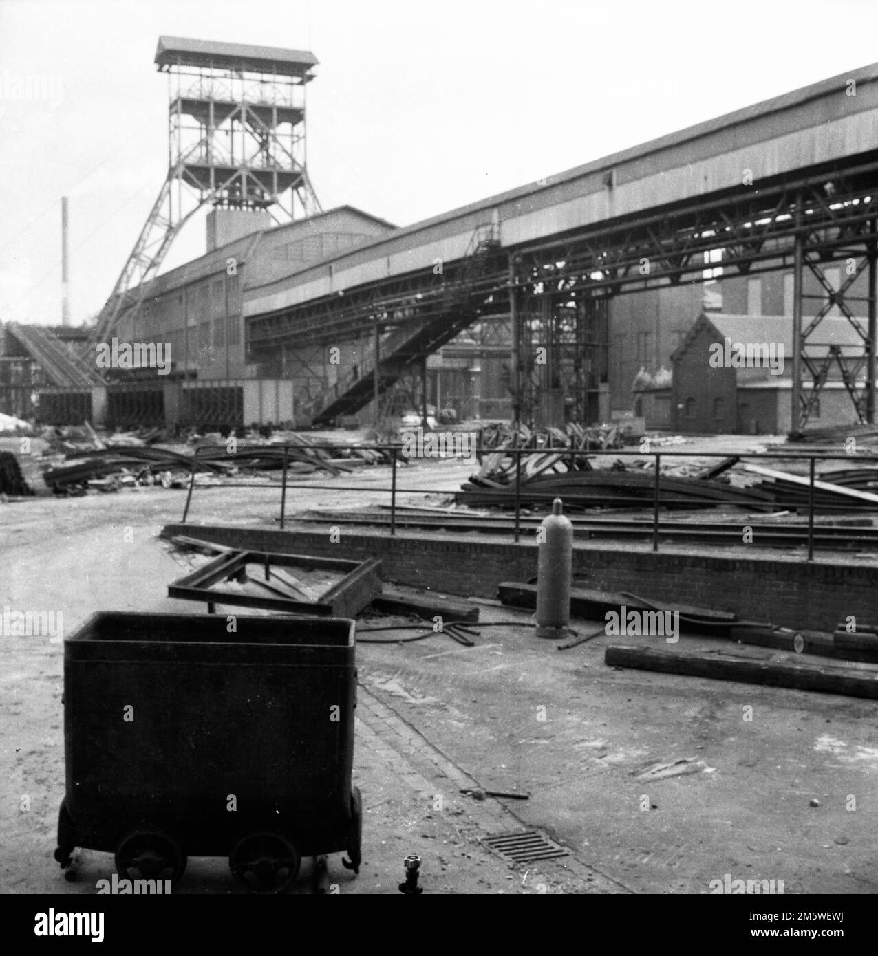 In den Jahren 1965 und 1966 dominierten geschlossene Bergwerke, Ruinen und Kohledeponien das Ruhrgebiet in Deutschland Stockfoto