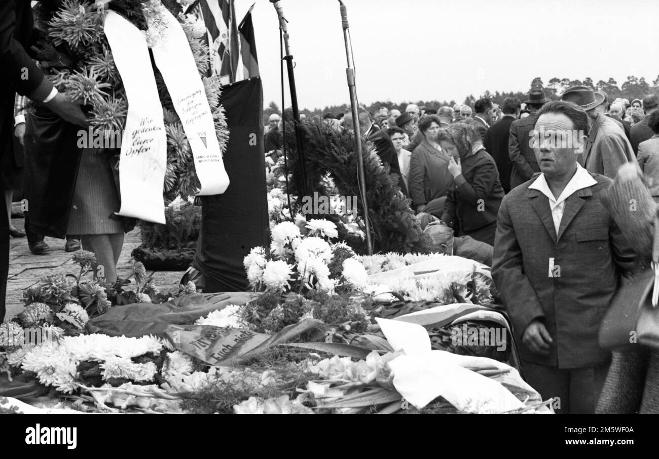 Mit einer Gedenkkundgebung, die 1958 hier in Bergen-Belsen stattfand, ehrten die Anhänger der Vereinigung Verfolgter des NS-Regimes (VVN) die Opfer der Nazis Stockfoto