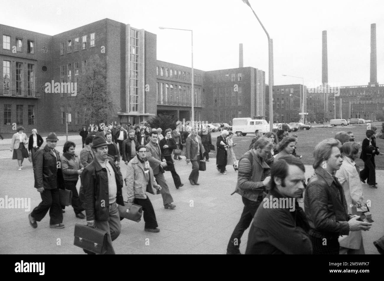 Arbeiter und Mitarbeiter, die im Volkswagen-Werk in Wolfsburg am 10. Mai 1979 Schichten wechseln Stockfoto
