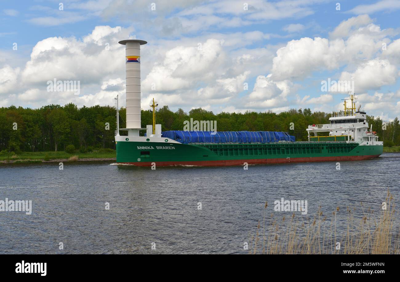 Frachtschiff Annika Braren mit Flettner Rotor auf dem Kielekanal, Schleswig-Holstein, Deutschland Stockfoto