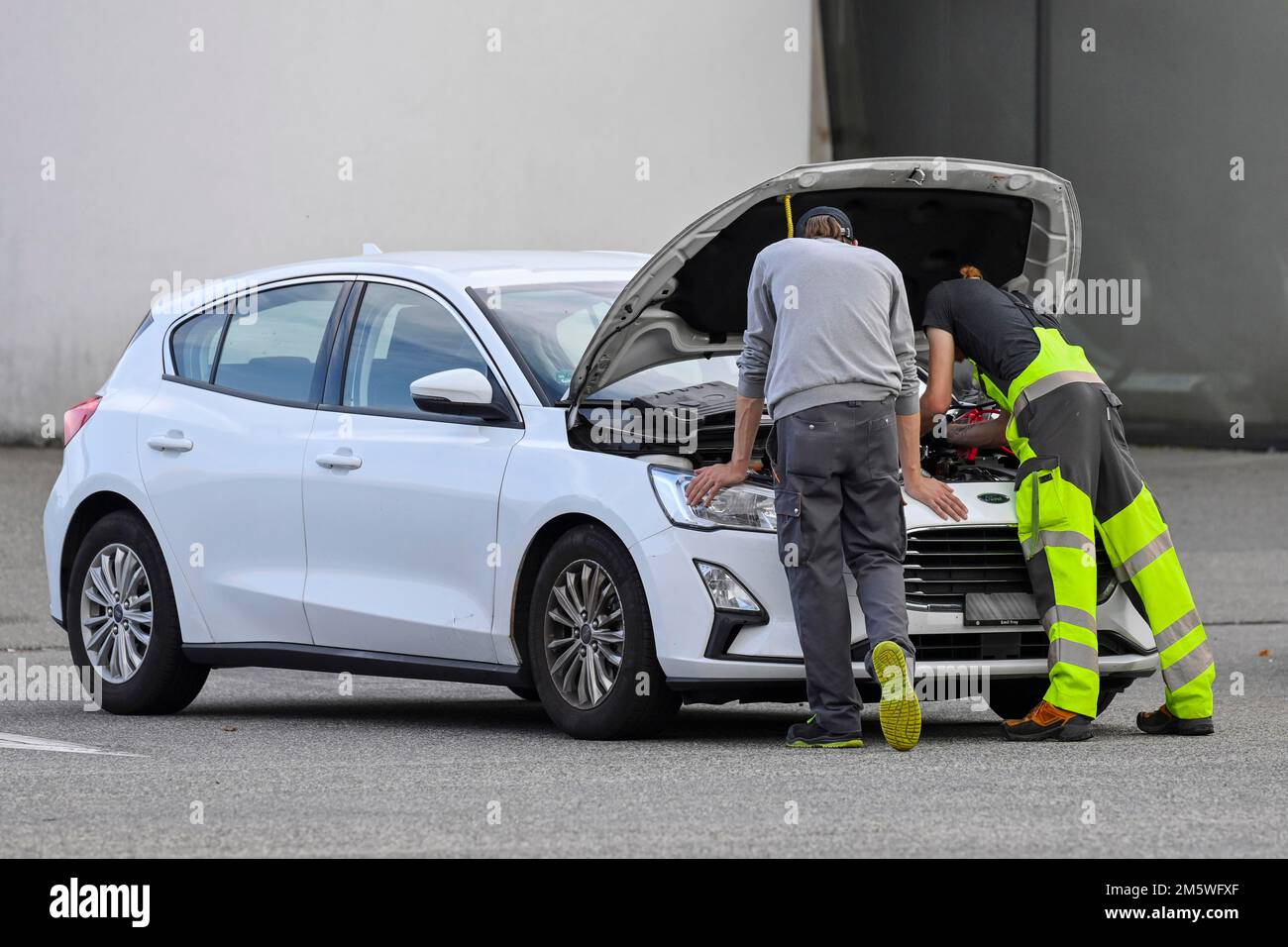 Pannenhilfe, kleines Auto Stockfoto