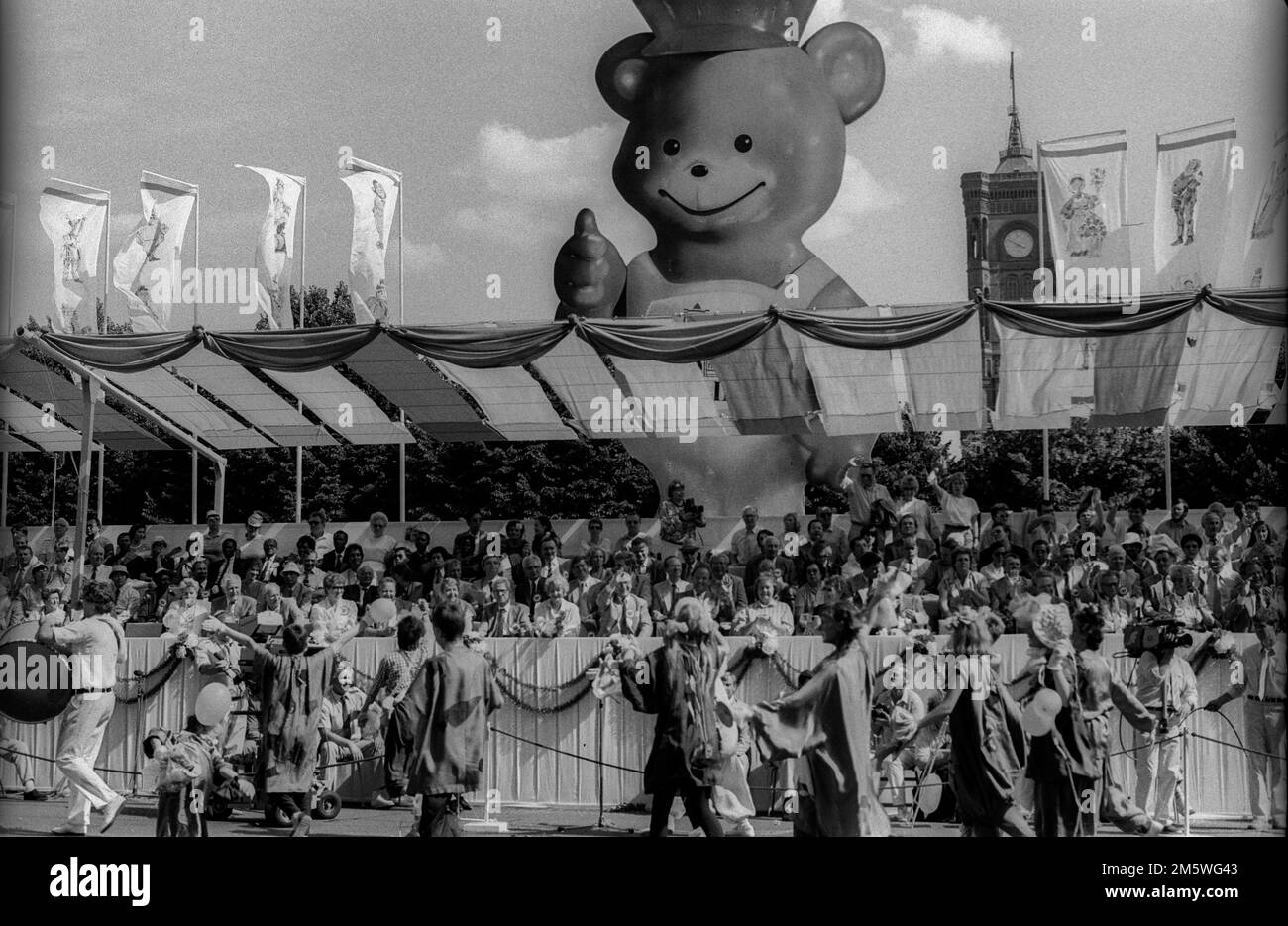 DDR, Berlin, 04. 07. 1987. Parade zum 750. Jahrestag von Berlin, Tribun mit der Partei und Staatsführung Erich Honecker Stockfoto