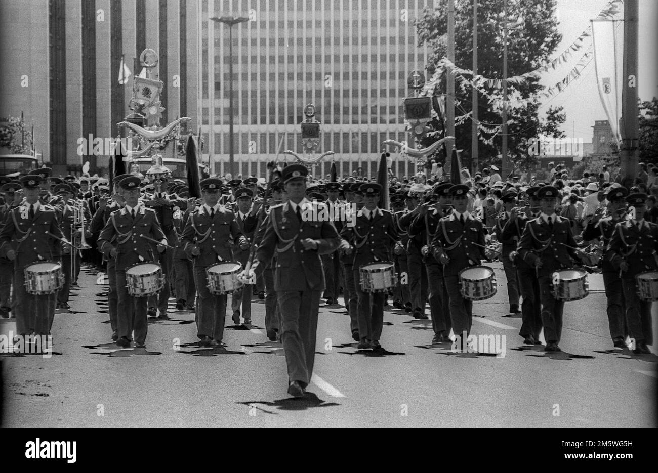 DDR, Berlin, 04. 07. 1987, Parade zum 750. Geburtstag von Berlin, NVA-Marschkapelle Stockfoto