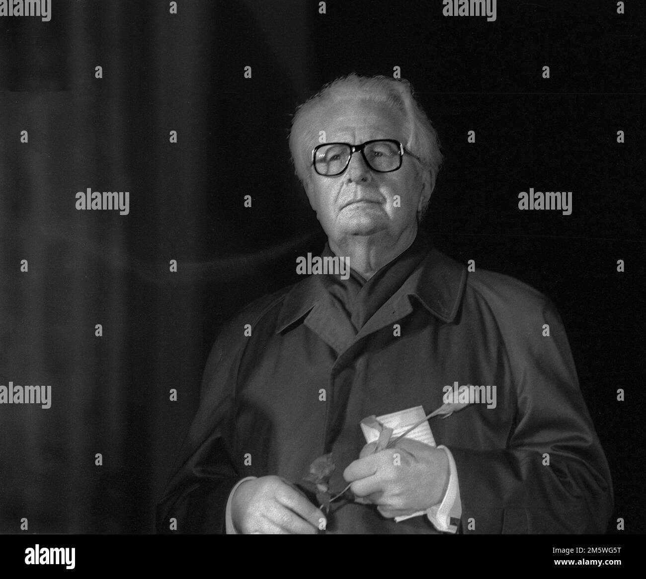 Deutschland, Berlin, 12. 10. 1992, Hans-Jochen Vogel, bestattungsmarsch zum Tod Willy Brandts, mit Rose am Brandenburger Tor Stockfoto