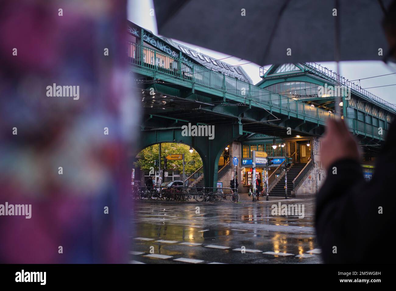 Deutschland, Berlin, 14. 10. 2020, U-Bahn-Station Eberswalder Straße, Regentag Stockfoto