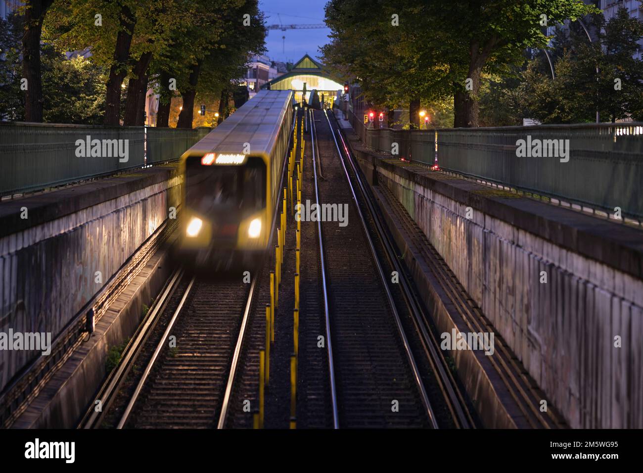 Deutschland, Berlin, 18. 10. 2020, U-Bahn-Linie vor dem Tunnel, von der U-Bahn-Station Eberswalder Straße kommend, U-Bahn-Zug Stockfoto