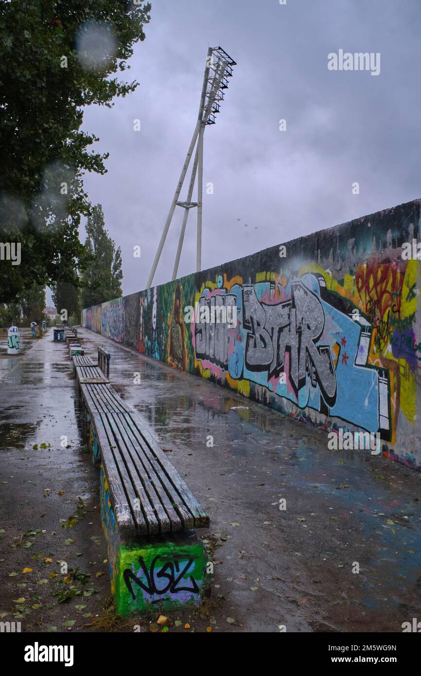 Deutschland, Berlin, 14. 10. 2020, Mauerpark, Graffiti Wall, Flutlichtmast Kantian Stadium Stockfoto