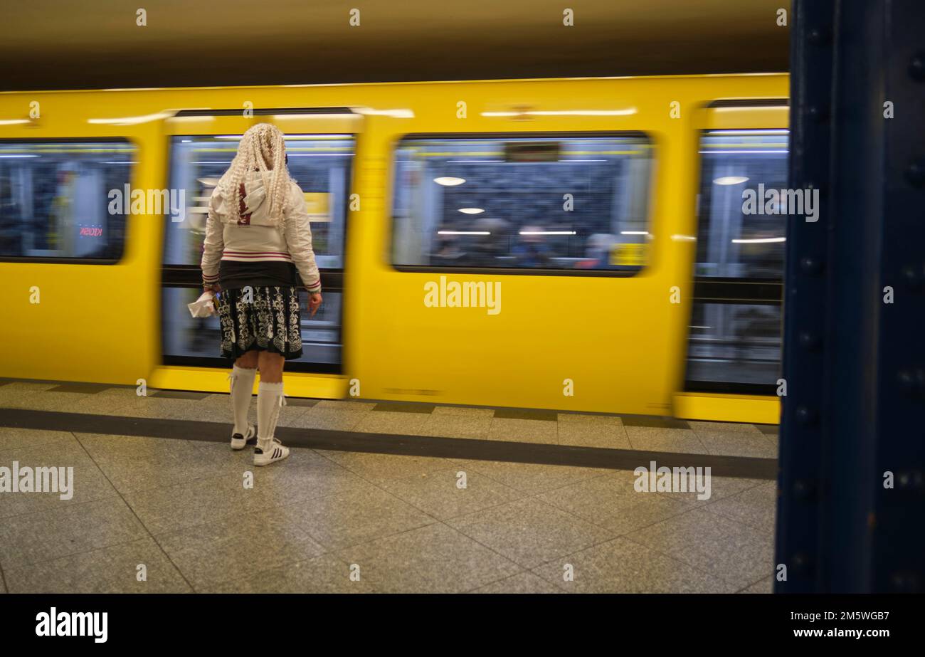 Deutschland, Berlin, 05. 10. 2020, U-Bahn-Station Frankfurter Tor, Bahnsteig, ungewöhnlich gekleidete Frau Stockfoto