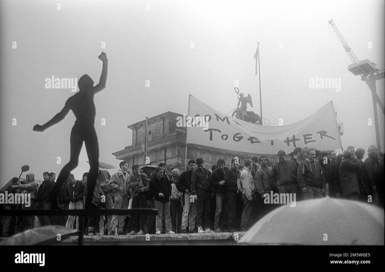 DDR, Berlin, 22. 12. 1989, Öffnung des Brandenburger Tors (am Brandenburger Tor wird die Mauer geöffnet), Menschen, Bürger, Menschen, die an der Mauer stehen Stockfoto