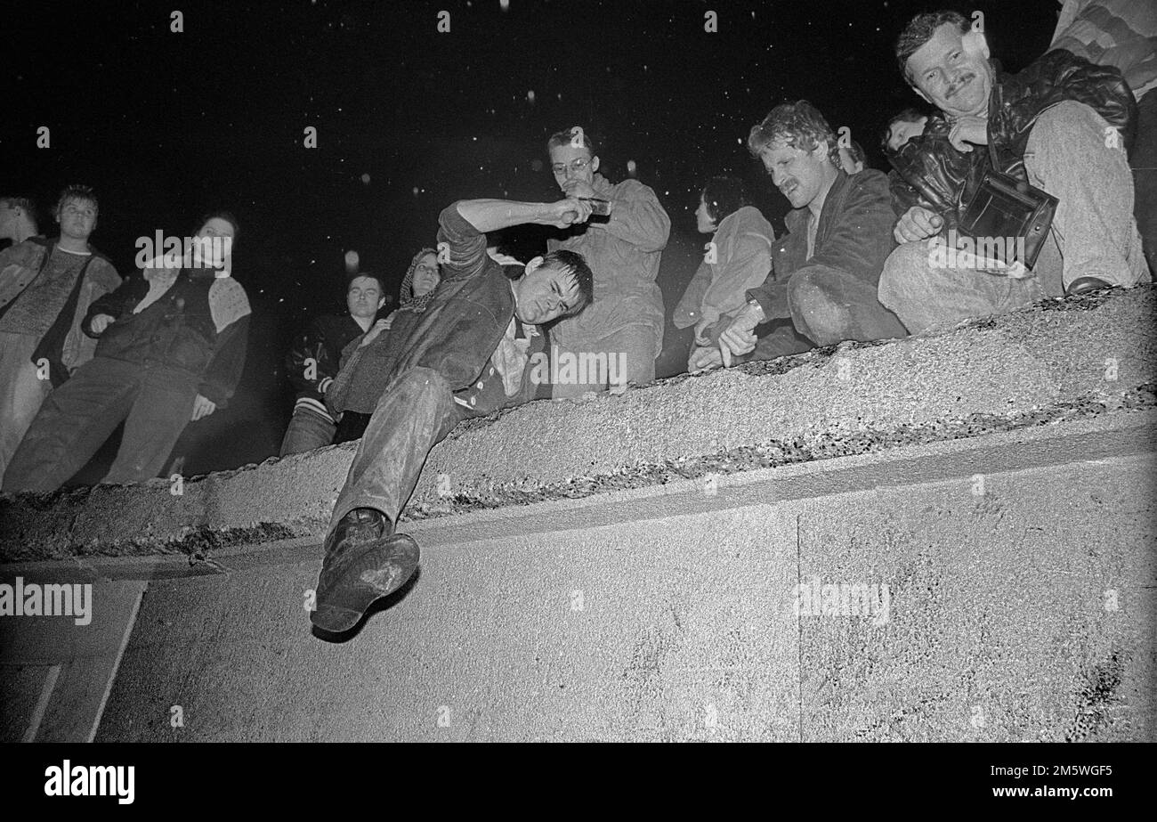 DDR, Berlin, 22. 12. 1989, Öffnung des Brandenburger Tors (die Mauer wird am Brandenburger Tor geöffnet), Wall Woodpecker . . C Rolf Zoellner Stockfoto