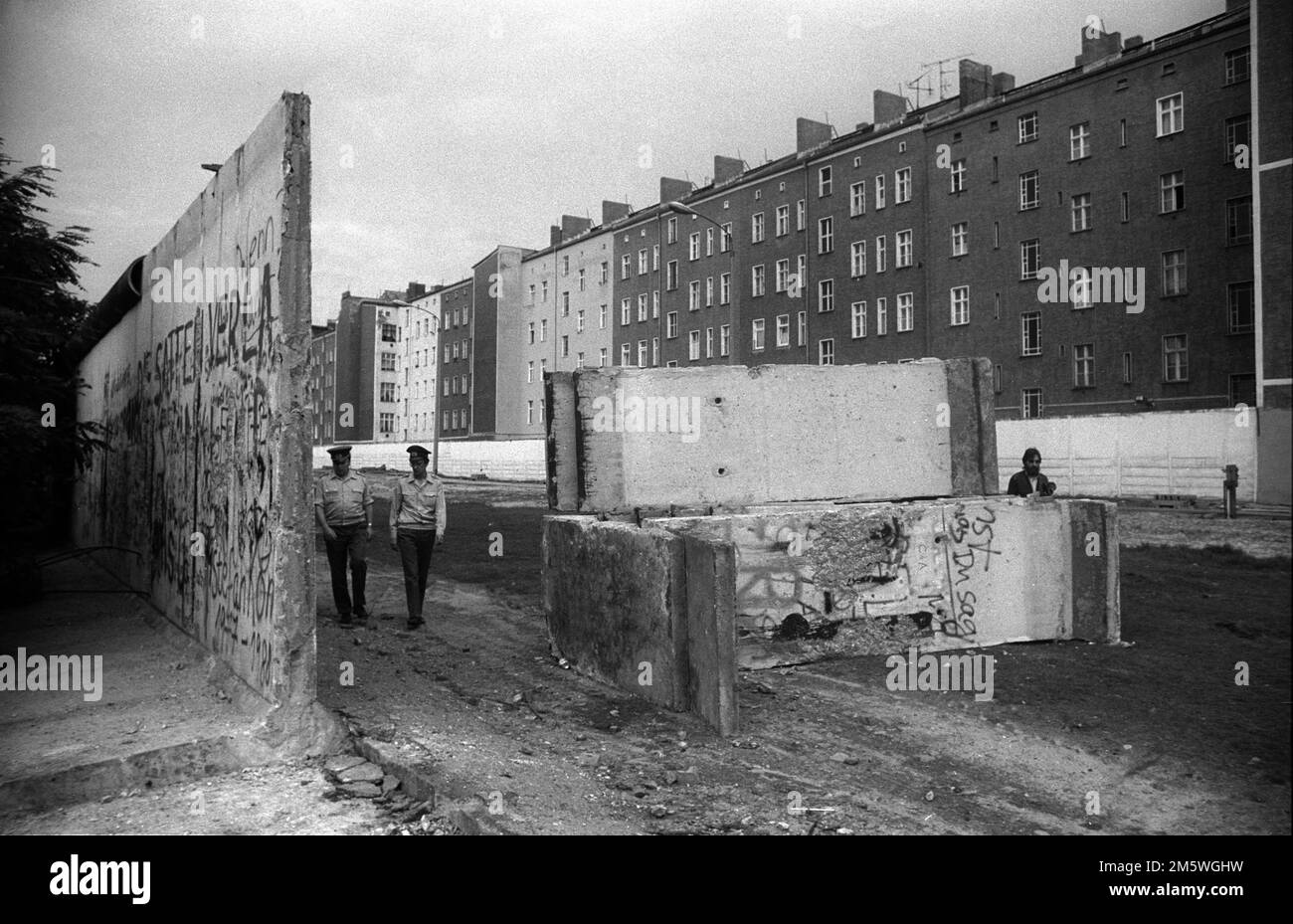 DDR, Berlin, 12. 06. 1990, Wall, Parts of the Wall, auf der Bernauer Straße, Wolliner Straße, Grenzschutzbeamte, C. Rolf Zoellner Stockfoto