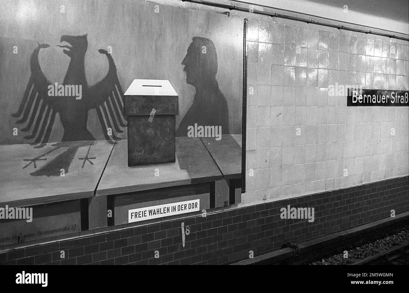 DDR, Berlin, 24. 04. 1990, Kunst an der Bernauer Strasse U-Bahnstation (Kunst statt Werbung), Stalin, Freie Abstimmung in der Stockfoto