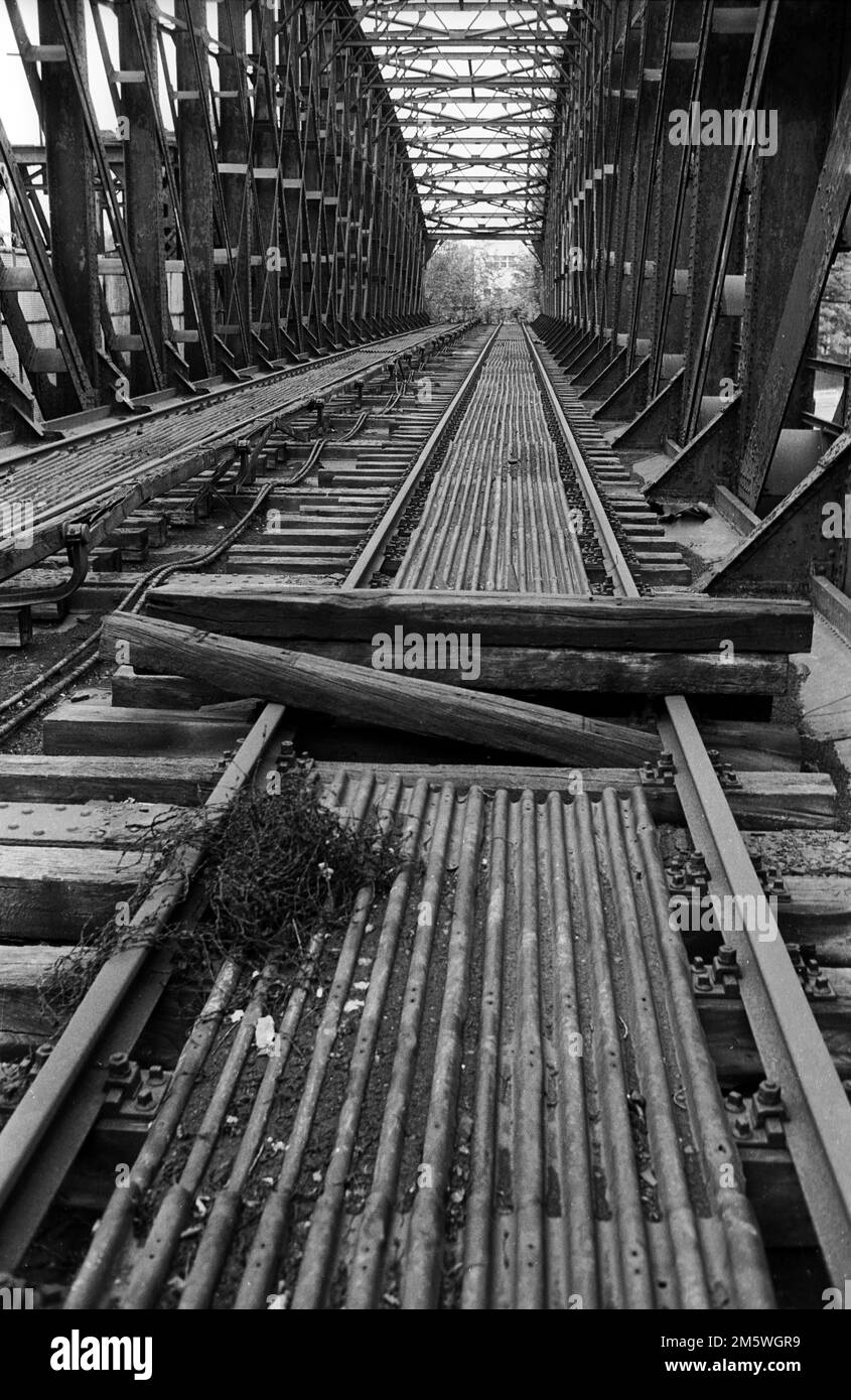 DDR, Berlin, 07. 06. 1990, Grenzschutz an der Liesen-Brücke, geschlossene Gleise, blockierte Gleise, Rolf Zoellner C. Stockfoto