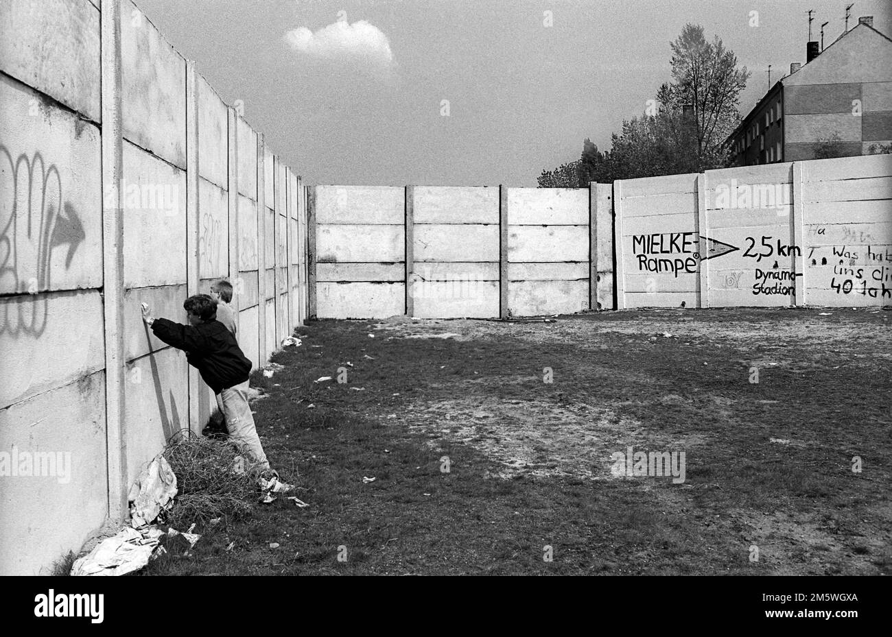 DDR, Berlin, 28. 04. 1990, Grenzuganlagen (Wall) Norwegerstraße, Esplanade, Kinder Stockfoto