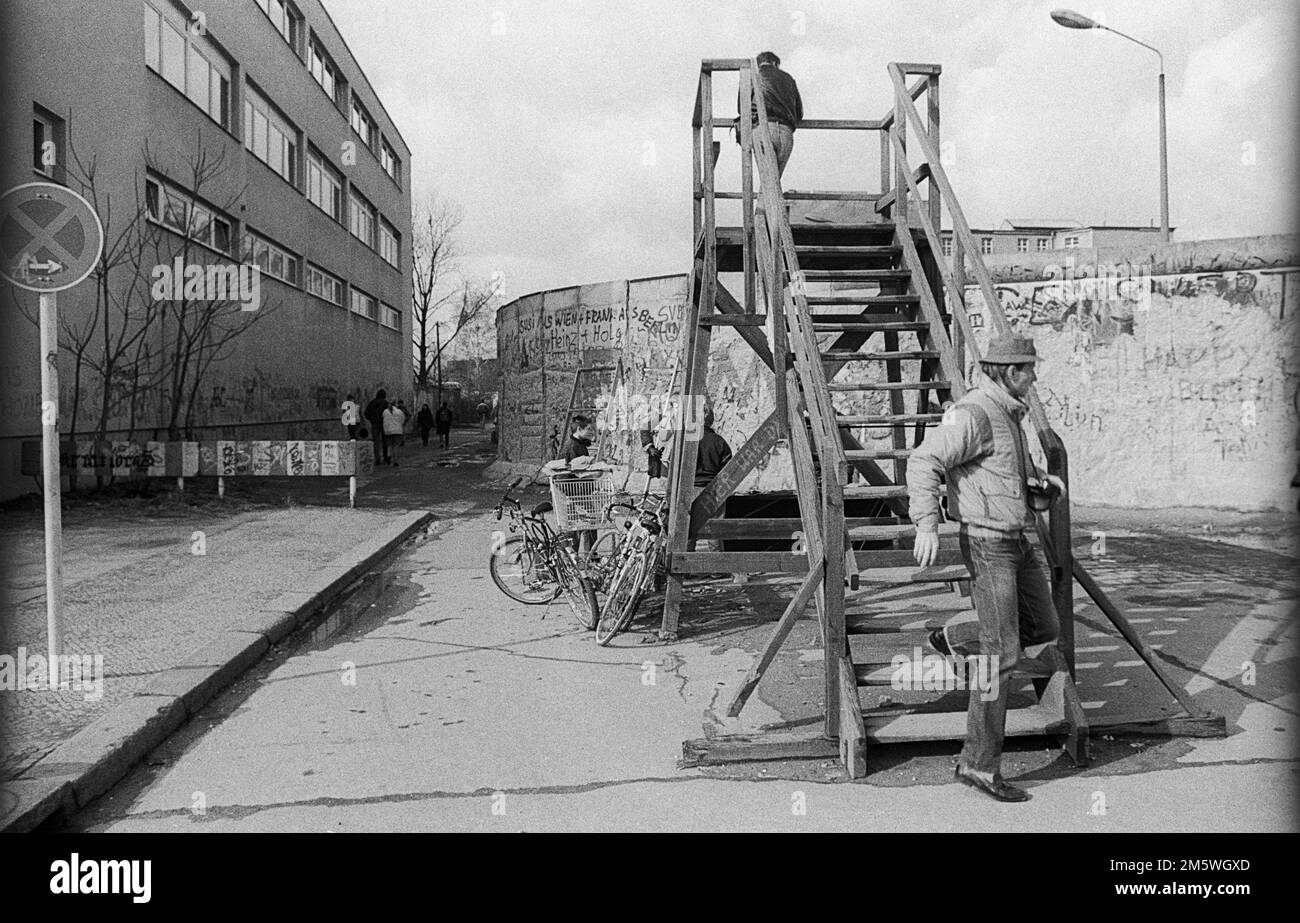 DDR, Berlin, 16. 031990, Mauer am Potsdamer Platz, in der Nähe des Gropius-Gebäudes und des heutigen preußischen Parlaments Stockfoto