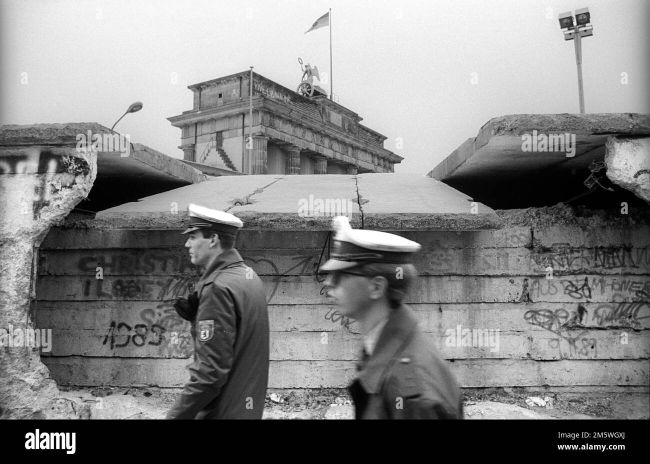 DDR, Berlin, 10. 03. 1990, Westberliner Polizeibeamte, Mauer am Brandenburger Tor Stockfoto
